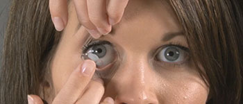 How to insert contact lenses 